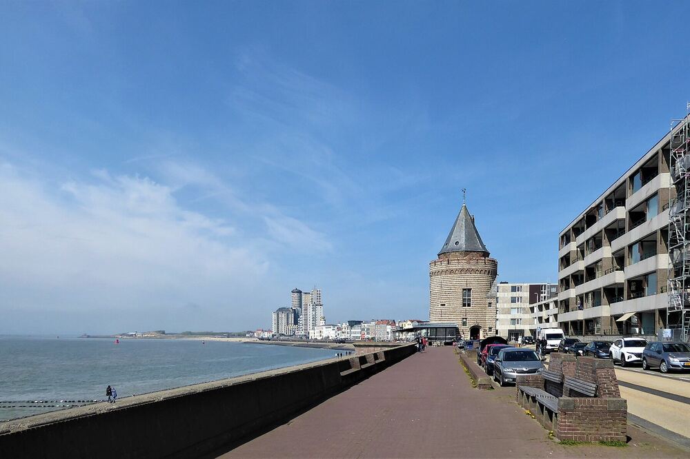 De boulevard van Vlissingen langs de Westerschelde met de Gevangentoren