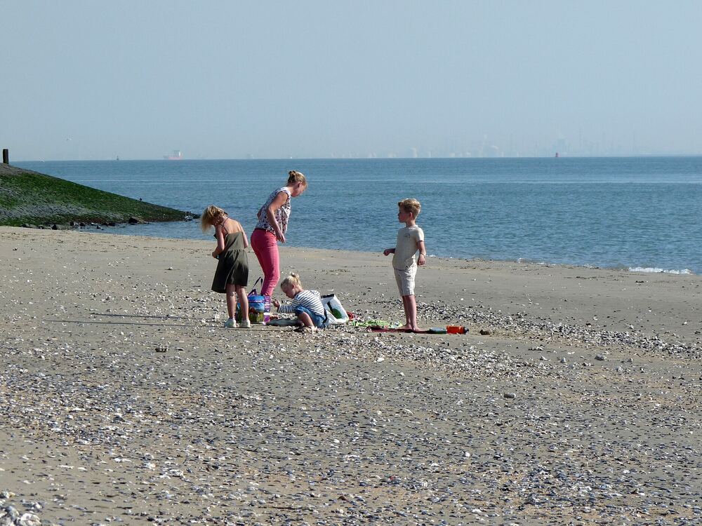 Kinderen spelen op het strand van Vlissingen aan de Westerschelde